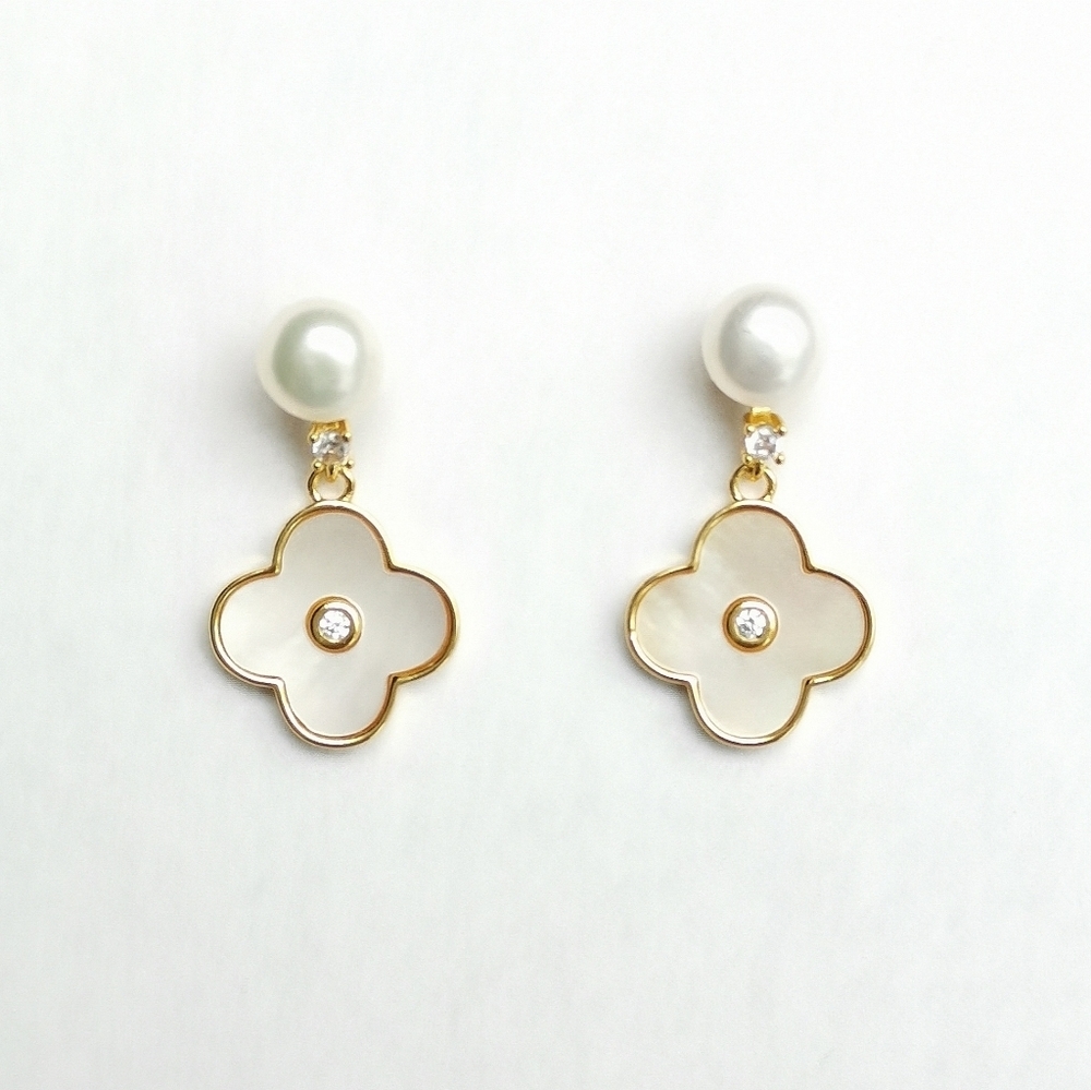 Clover Mother of Pearl Earrings in 14k gold Vermeil Freshwater Pearl